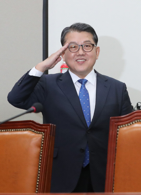 민주당 인재영입 3호인 김병주 예비역 대장이 2일 국회에서 열린 인재영입식에서 거수경례를 하고 있다. 연합뉴스
